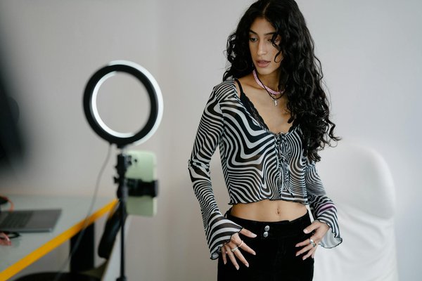 Créez Votre Éclat Parfait : Guide Ultime pour un Maquillage de Mariage Unique