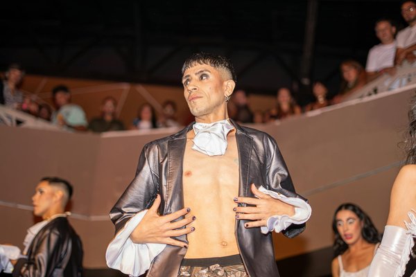 Essentiels Élégants : L'Essence de la Haute Couture